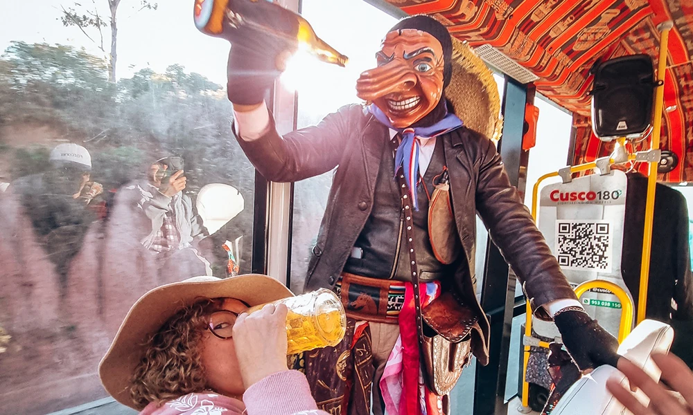 Tour Panorámico Cusco Escénico en Bus 180° con Pisco Sour y Danzas Típicas