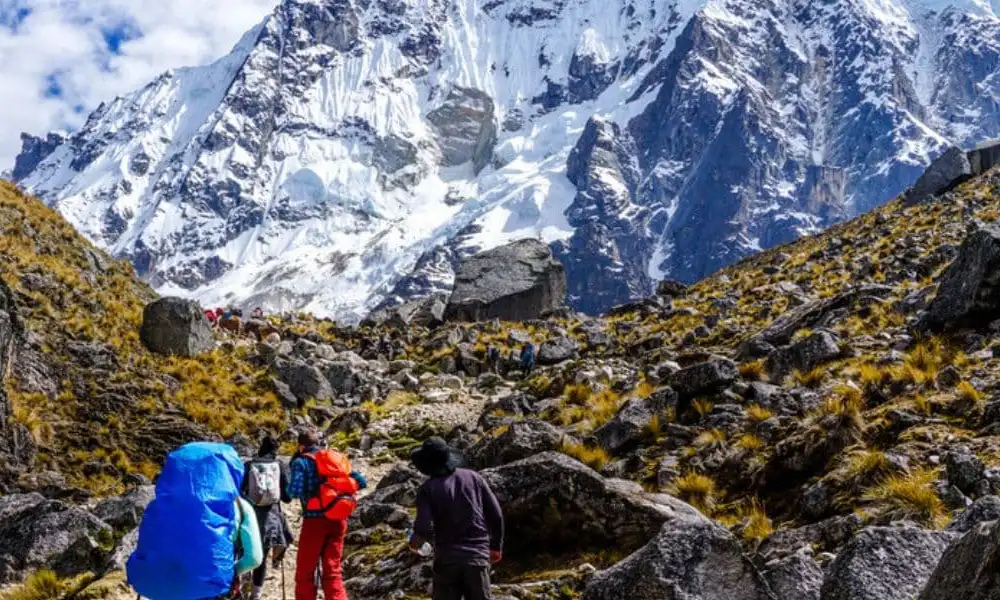 Viajar Solo al Salkantay: ¿Es Buena Idea? Guía Extensa, Detallada y Poética para Mujeres y Viajeros Solos